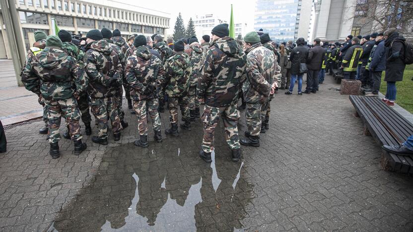 Pareigūnų protestas prie Seimo