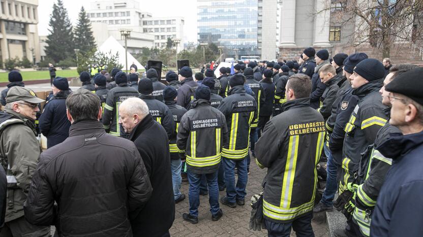 Pareigūnų protestas prie Seimo