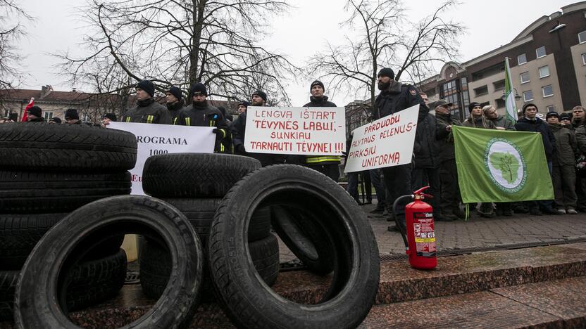 Pareigūnų protestas prie Seimo