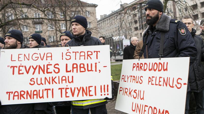 Pareigūnų protestas prie Seimo