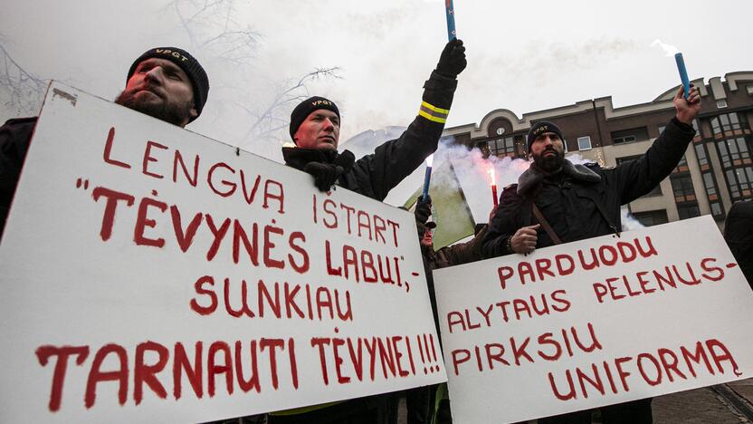 Pareigūnų protestas prie Seimo