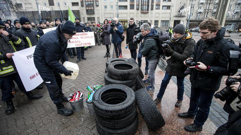 Pareigūnų protestas prie Seimo