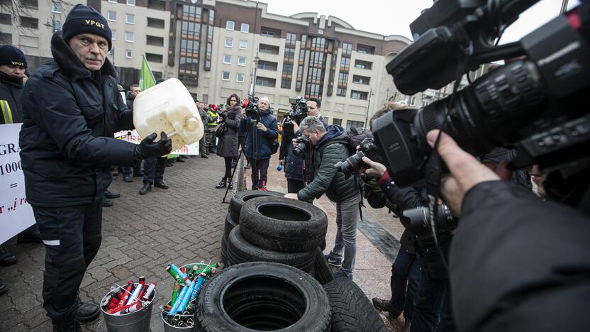 Pareigūnų protestas prie Seimo