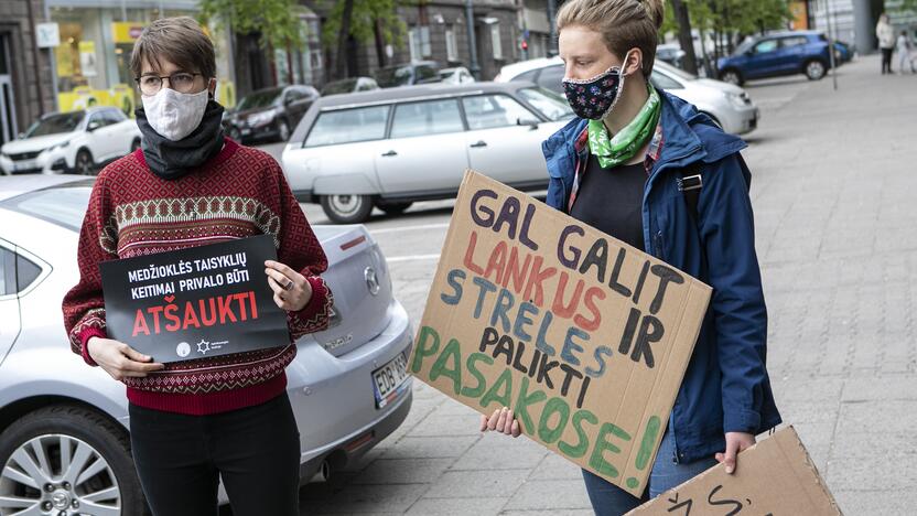 Aktyvistų protestas prieš medžioklę lankais