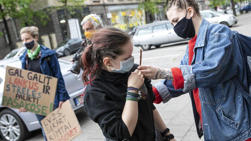 Aktyvistų protestas prieš medžioklę lankais