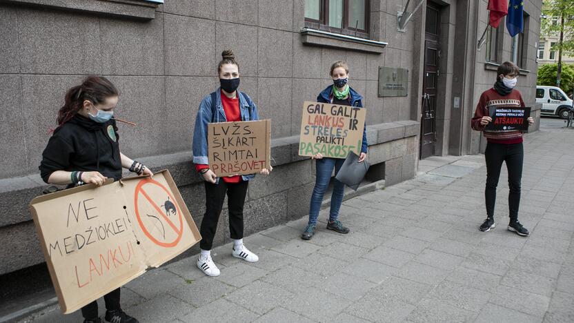 Aktyvistų protestas prieš medžioklę lankais