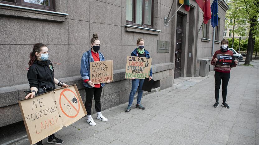 Aktyvistų protestas prieš medžioklę lankais