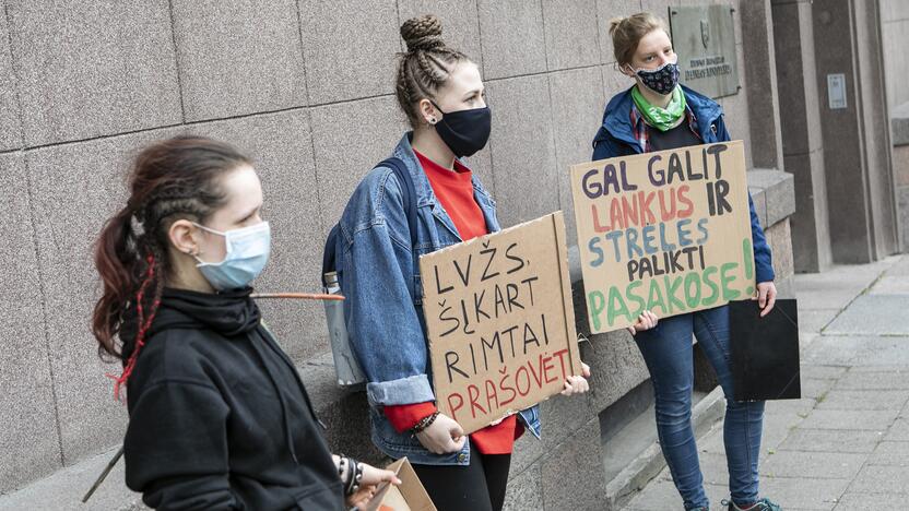 Aktyvistų protestas prieš medžioklę lankais