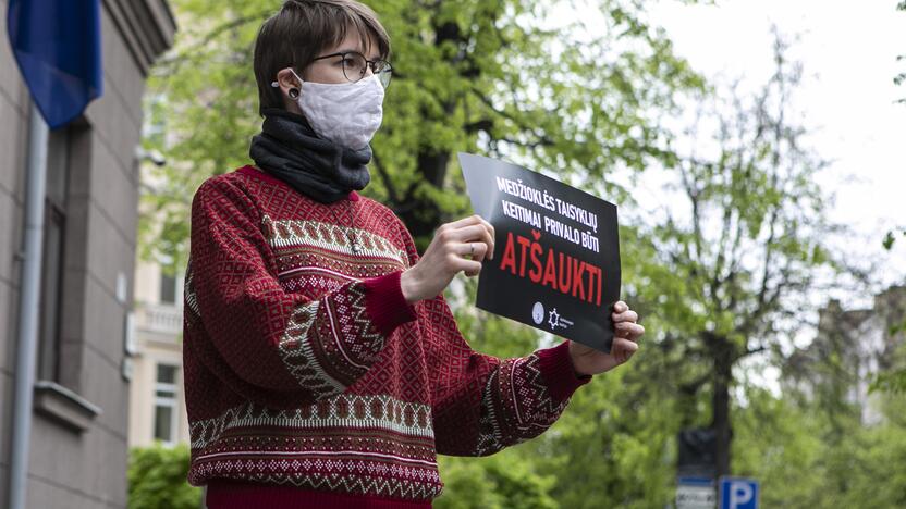 Aktyvistų protestas prieš medžioklę lankais