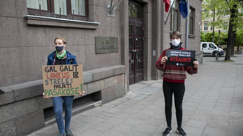 Aktyvistų protestas prieš medžioklę lankais