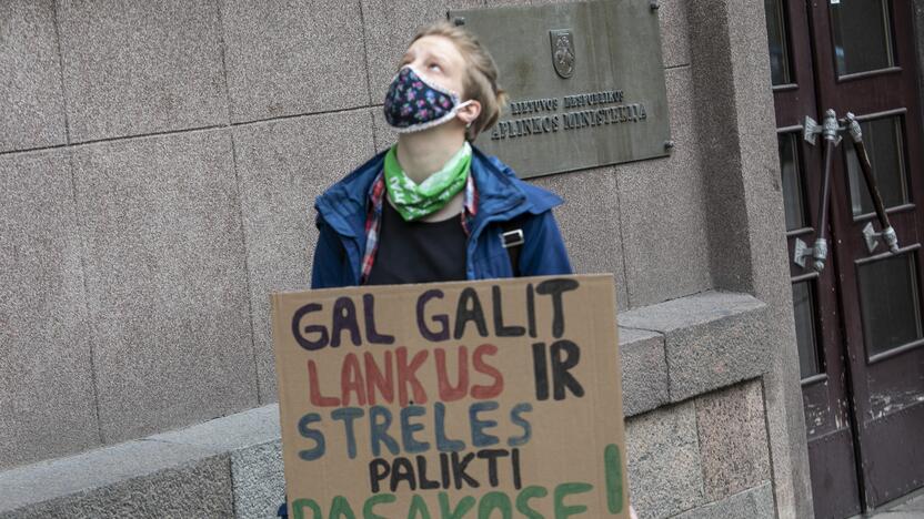 Aktyvistų protestas prieš medžioklę lankais