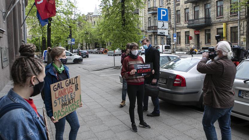 Aktyvistų protestas prieš medžioklę lankais