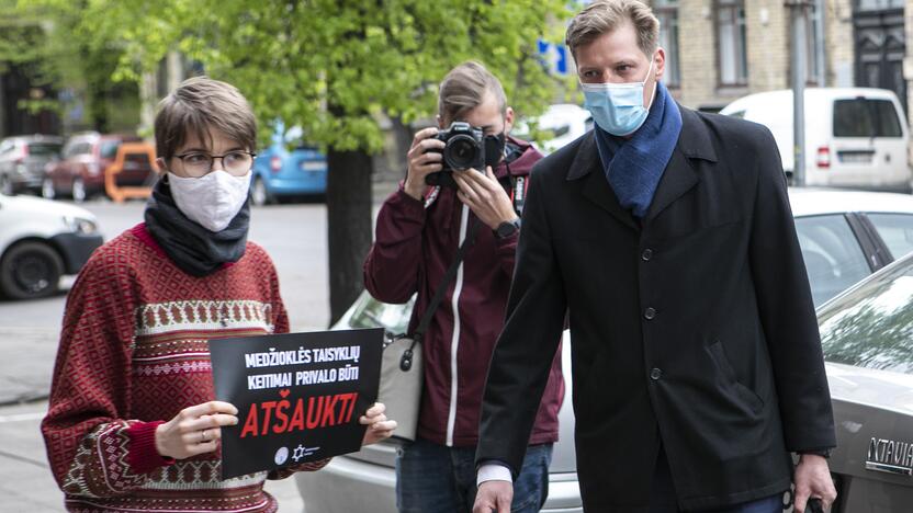 Aktyvistų protestas prieš medžioklę lankais