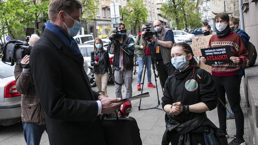 Aktyvistų protestas prieš medžioklę lankais