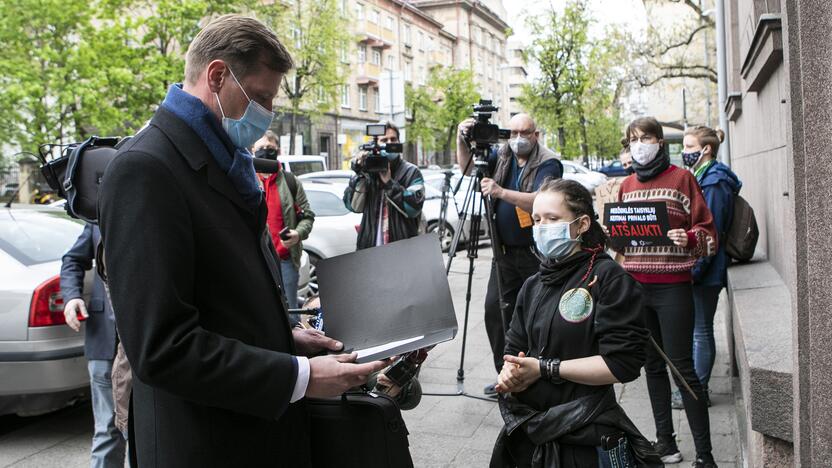 Aktyvistų protestas prieš medžioklę lankais