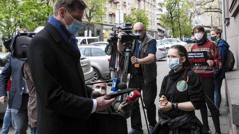 Aktyvistų protestas prieš medžioklę lankais