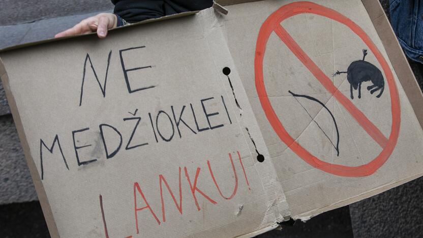 Aktyvistų protestas prieš medžioklę lankais