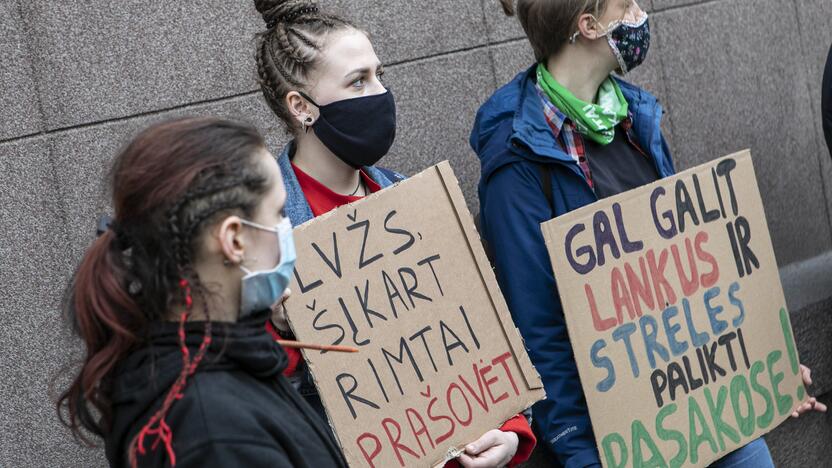 Aktyvistų protestas prieš medžioklę lankais