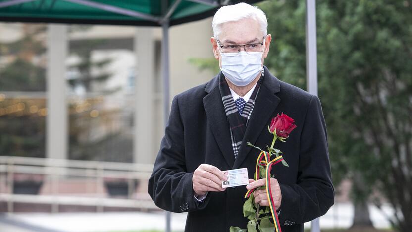 Parlamentarams įteikiami Seimo nario pažymėjimai