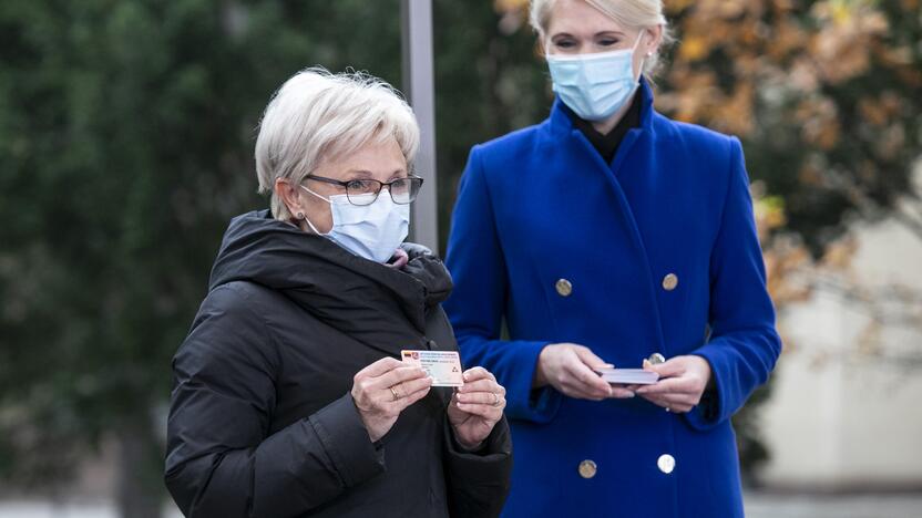 Parlamentarams įteikiami Seimo nario pažymėjimai