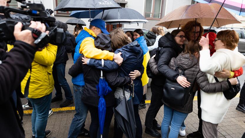 Apsikabinimų akcija prie Ukrainos ambasados