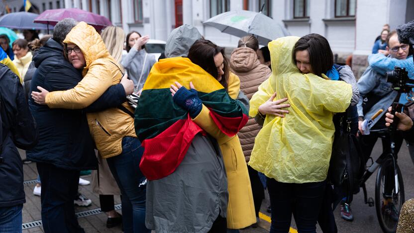 Apsikabinimų akcija prie Ukrainos ambasados