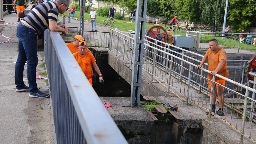 „Ekrano“ mariose pakilęs vanduo išplėšė užtvankos šliuzą