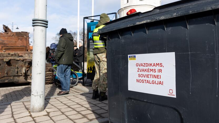 Prie rusų tanko – lankytojai su žvakėmis ir gėlėmis