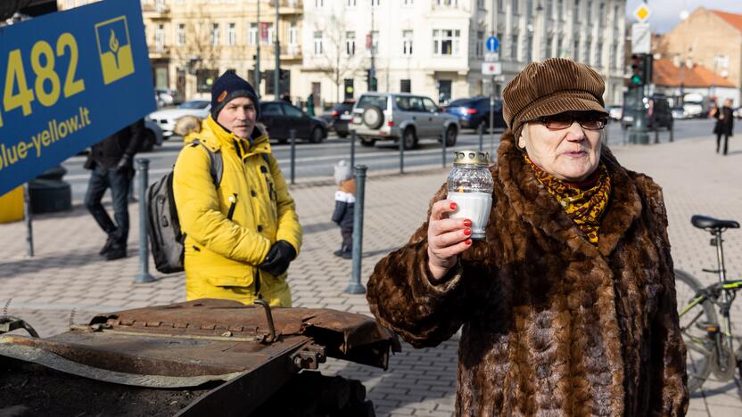 Prie rusų tanko – lankytojai su žvakėmis ir gėlėmis