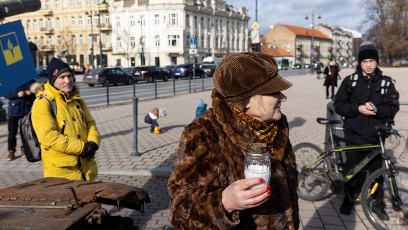 Prie rusų tanko – lankytojai su žvakėmis ir gėlėmis