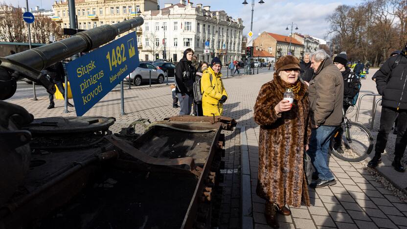 Prie rusų tanko – lankytojai su žvakėmis ir gėlėmis