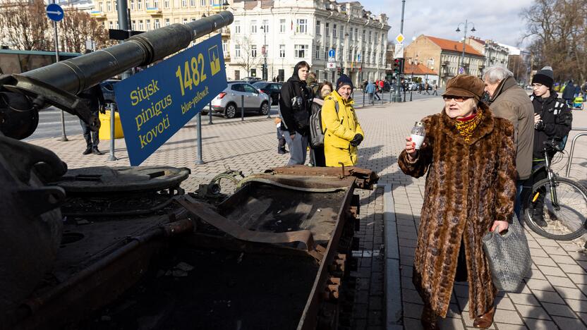 Prie rusų tanko – lankytojai su žvakėmis ir gėlėmis