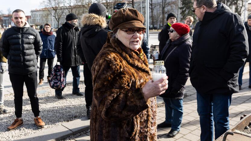 Prie rusų tanko – lankytojai su žvakėmis ir gėlėmis