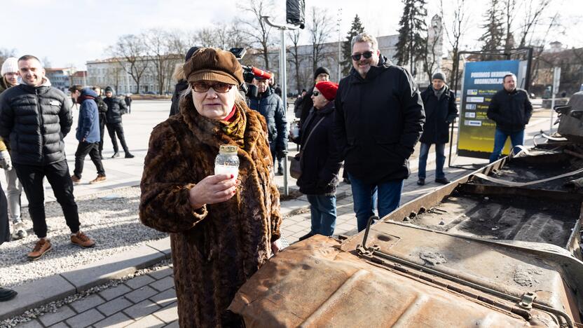 Prie rusų tanko – lankytojai su žvakėmis ir gėlėmis