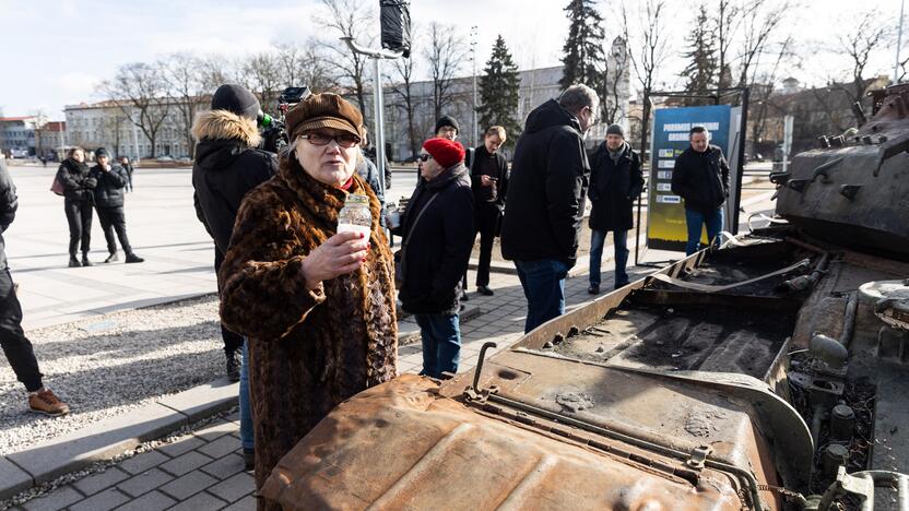 Prie rusų tanko – lankytojai su žvakėmis ir gėlėmis