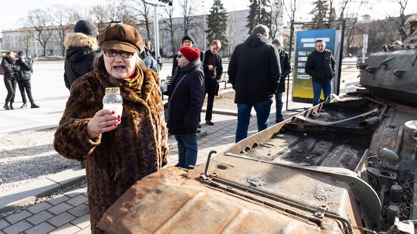 Prie rusų tanko – lankytojai su žvakėmis ir gėlėmis