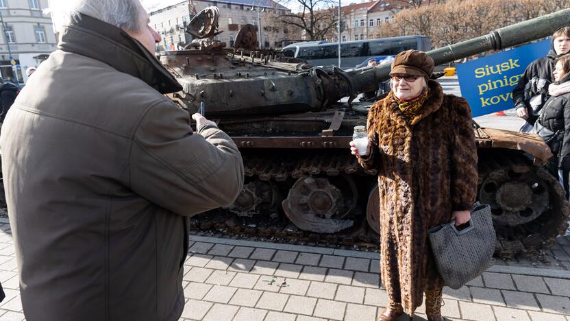 Prie rusų tanko – lankytojai su žvakėmis ir gėlėmis