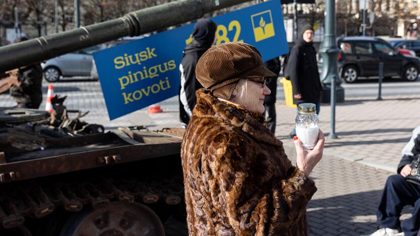 Prie rusų tanko – lankytojai su žvakėmis ir gėlėmis