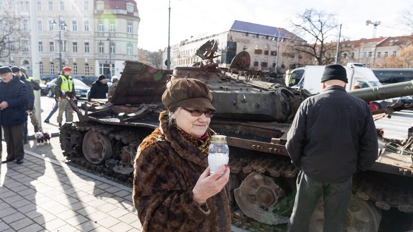 Prie rusų tanko – lankytojai su žvakėmis ir gėlėmis