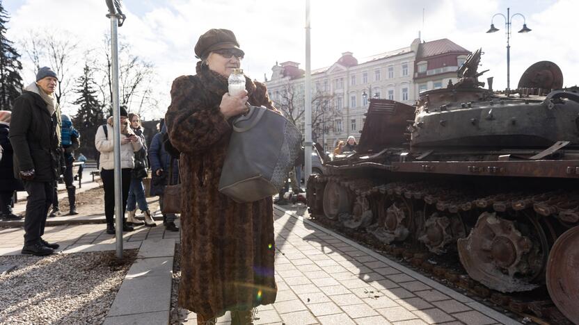 Prie rusų tanko – lankytojai su žvakėmis ir gėlėmis