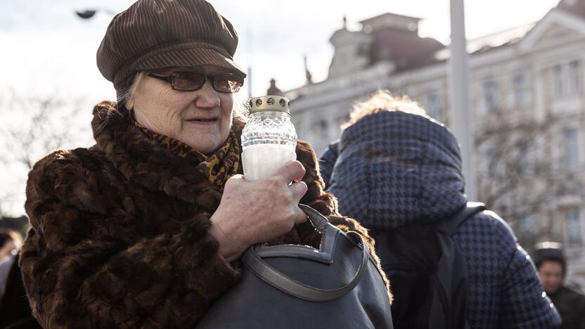 Prie rusų tanko – lankytojai su žvakėmis ir gėlėmis