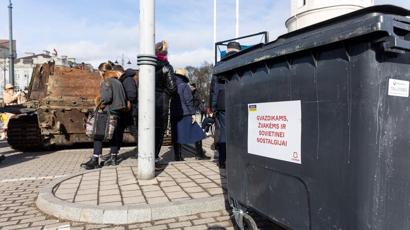 Prie rusų tanko – lankytojai su žvakėmis ir gėlėmis