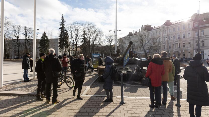 Prie rusų tanko – lankytojai su žvakėmis ir gėlėmis