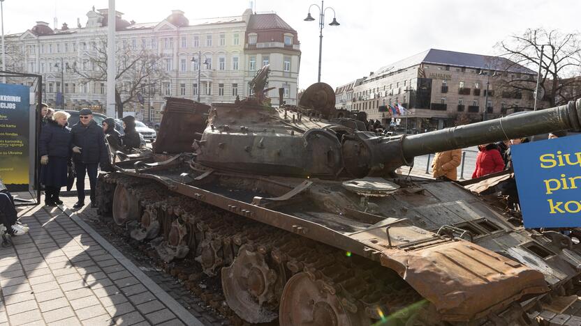 Prie rusų tanko – lankytojai su žvakėmis ir gėlėmis