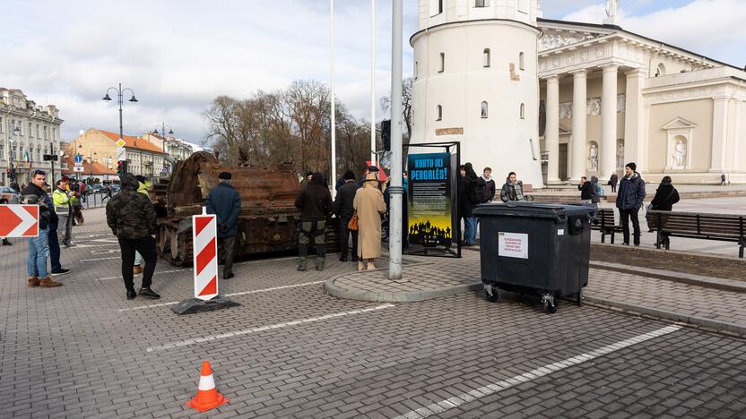 Prie rusų tanko – lankytojai su žvakėmis ir gėlėmis