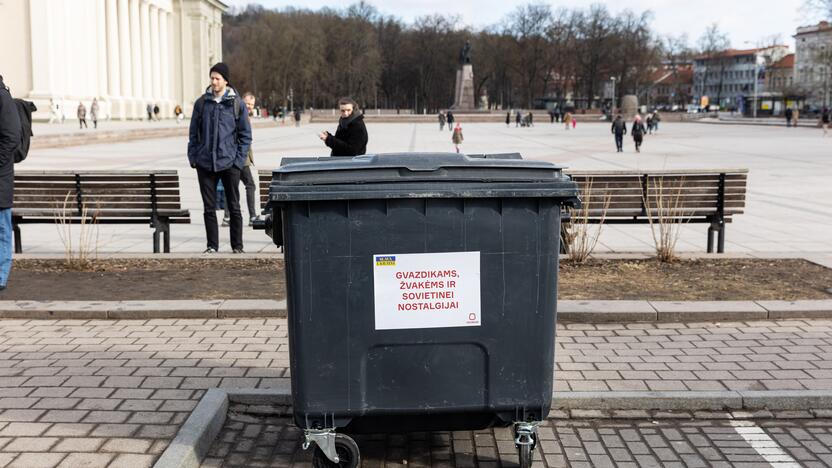 Prie rusų tanko – lankytojai su žvakėmis ir gėlėmis