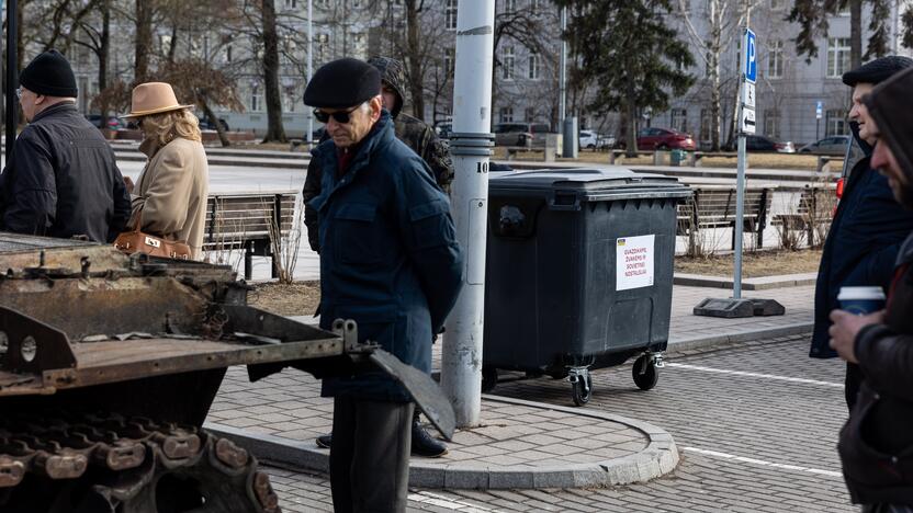 Prie rusų tanko – lankytojai su žvakėmis ir gėlėmis