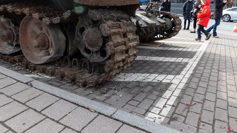 Prie rusų tanko – lankytojai su žvakėmis ir gėlėmis