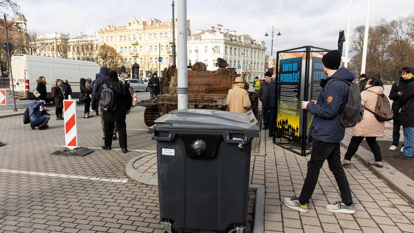 Prie rusų tanko – lankytojai su žvakėmis ir gėlėmis