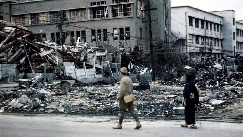 1945 m. JAV karo lėktuvai numetė pirmąją atominę bombą ant Hirošimos Japonijoje. Žuvo mažiausiai 117 000 žmonių.